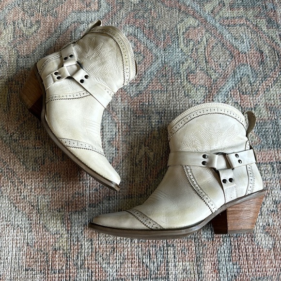 Dingo Gummy Bear White Short Cowboy Boot - Picture 3 of 11